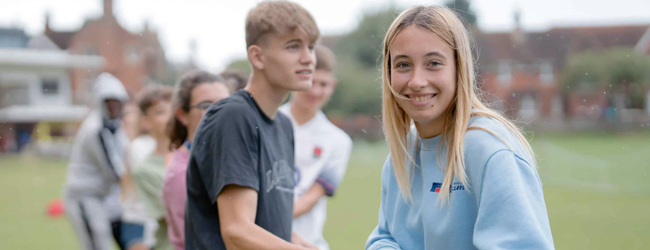 Jugendliche beim Seil ziehen auf der Wiese vor der Sprachschule in Eastbourne